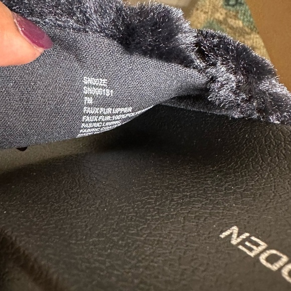 Women’s Steve Madden Black furry slides marked a 7 size up so sizing as a 6 - Picture 6 of 6